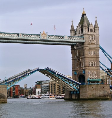 Towerbrücke beim Öffnen.JPG