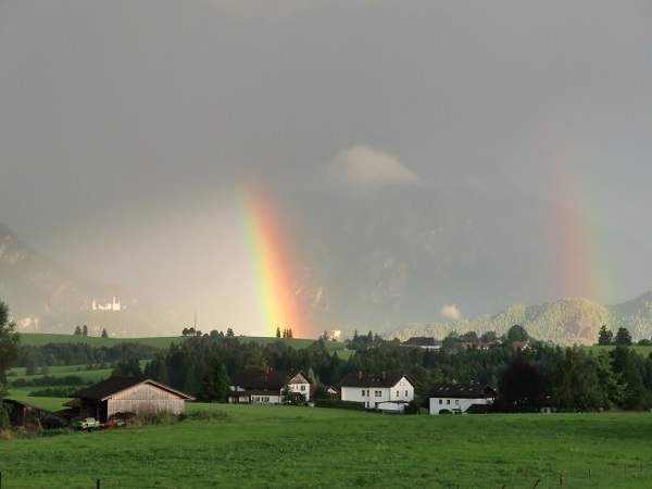 Regenbogen vor Schloss.jpg