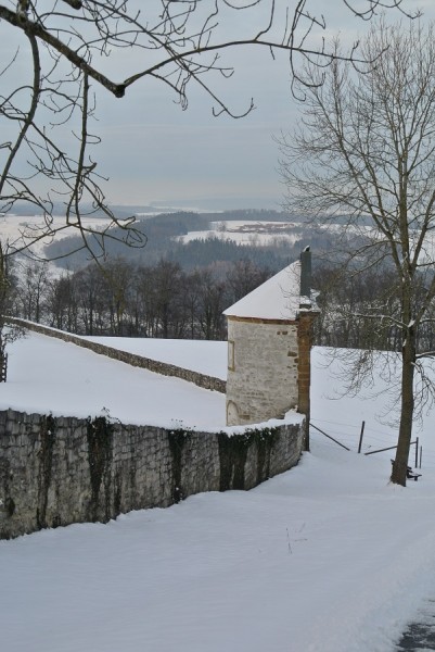 Entlang der Schloßmauer.JPG