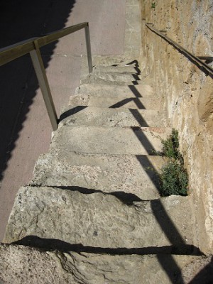 Stufen von der Stadtmauer in Alcudia.jpg