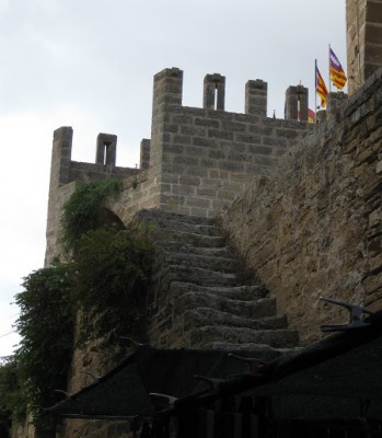 Stufen zur Stadtmauer in Alcudia.jpg