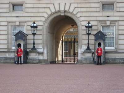 London - BP Pelzmützen.JPG