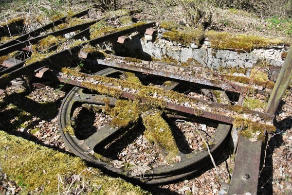 Spuren der Vergangenheit im Steinbruch.JPG