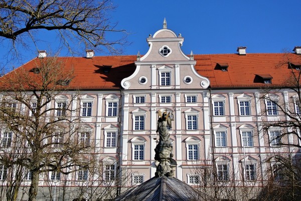 Kloster Innenhof.JPG