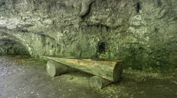 Bank in Höhle.jpg