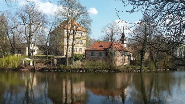 Zeltner Schloss mit Spiegelung.jpg