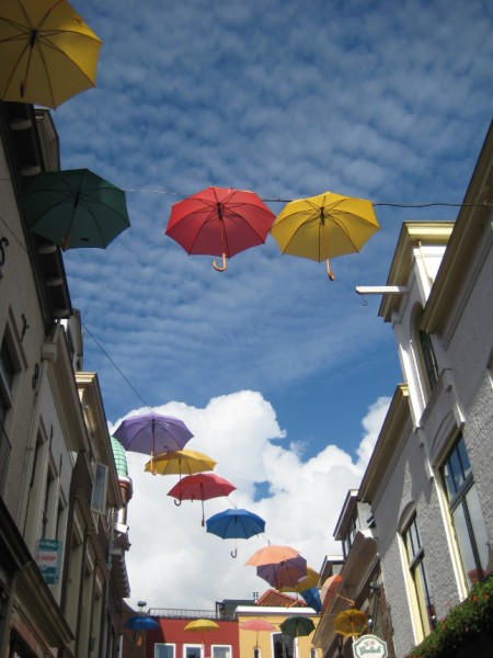 Deventer-Himmel-voller-Schirme.JPG