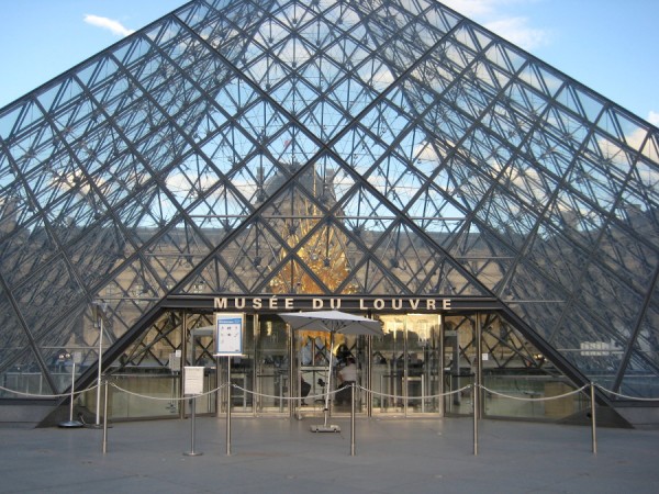 LouvrePyramide.JPG