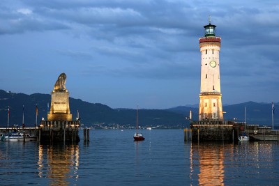 Lindau_Hafeneinfahrt_blaue_Stunde.jpg