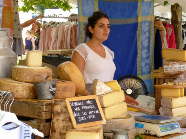 Käseverkäuferin auf dem Markt in Lourmarin.jpg