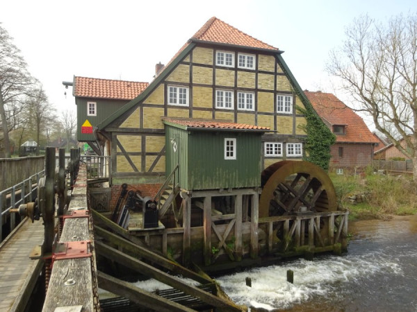 historische Wassermühle Moisburg s.JPG
