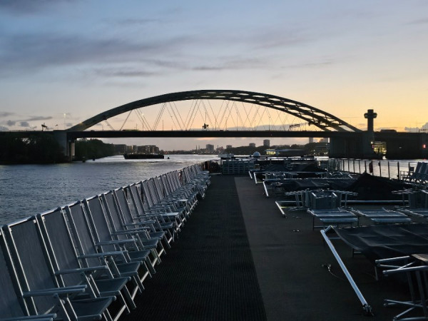 aufgeräumtes Sonnendeck mit Brücke - Rotterdam 2024.jpg