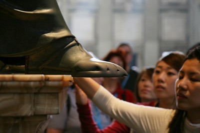 Rom_Petersdom_beten_an_der_Petrusstatue.jpg
