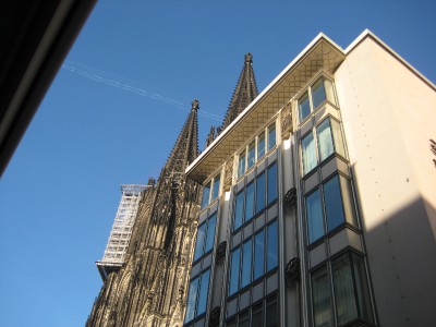 Kölner Dom + Blau-Gold-Haus.jpg