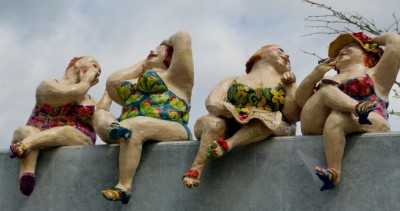 Figuren im Park klein.JPG