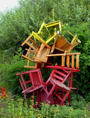 Stühle über Stühle klein.JPG