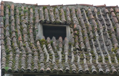 Uralte Ziegel auf einem Stadtmauerturm.JPG