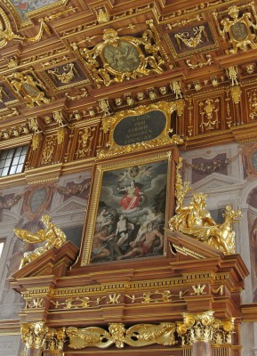 Im goldenem Saal Eingangsportal.JPG