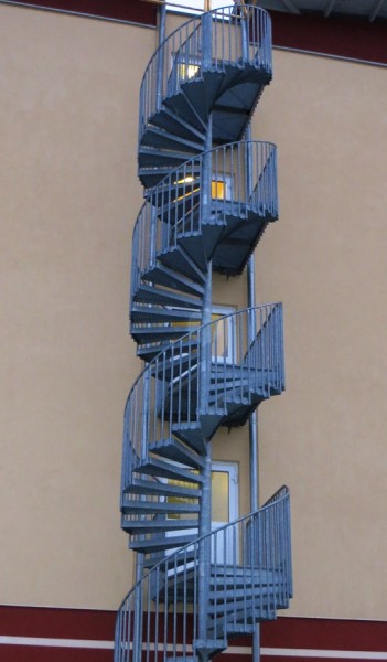 Treppe ganz blau.JPG