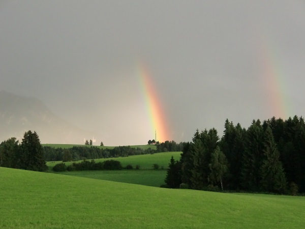 Regenbogen vor Schloss 2.jpg