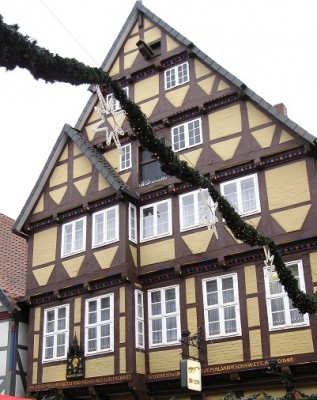 Fachwerkhaus mit Weihnachtsgirlande.jpg