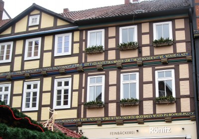 Fachwerk mit goldener Schrift.jpg