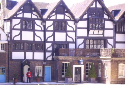 Im Innenhof vom White Tower.jpg