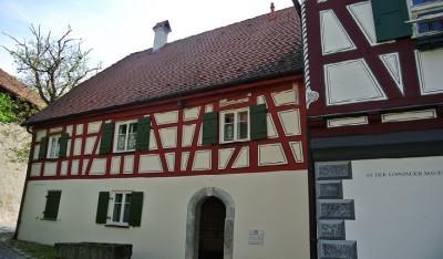 Mit Linien verziertes Fachwerkfüllung.jpg