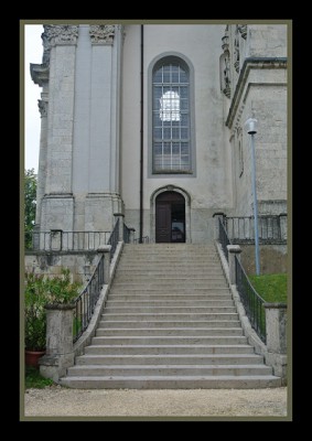 Treppenaufgang vor der Abteikirche.jpg