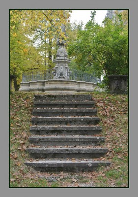 Treppen vor einem Brunnen.jpg
