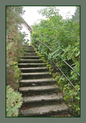 Treppenaufgang vor einer Kappelle.jpg