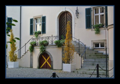 Am Haupteingang ins schloss Baldern.jpg