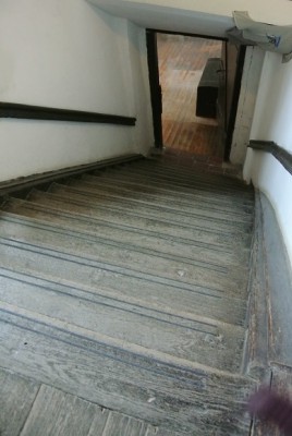 uralte Stufen aus eichenholz.jpg