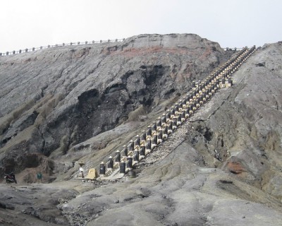 Treppe auf einen Vulkan in Indonesien_Anblick (2).jpg