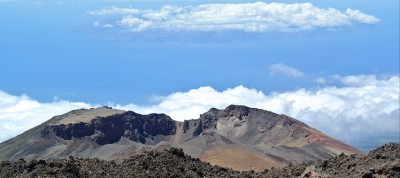 Vom Teide; im Vordergrund der Vejo, dahinter La Gomera mit Wolkenhut.jpg