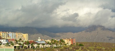 dunkle Wolken und riesige Schatten an den Berghängen.jpg