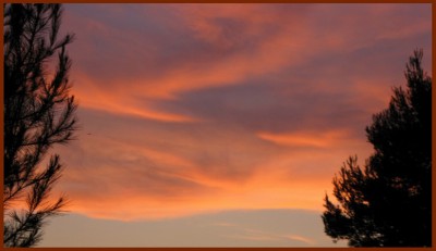 Wolken sind verfärbt durch den Sonnenuntergang.jpg