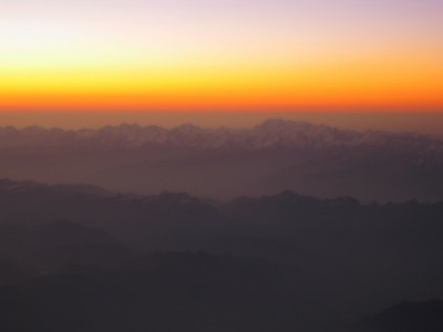 Sonnenaufgang vom Flugzeug aus gesehen, Morgenröte.jpg