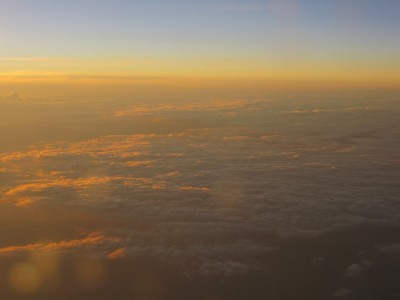 Beim Flug nach Teneriffa, Sonnenaufgang über den Wolken.jpg