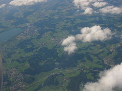 Beim Landeanflug auf München, Wolkenfetzen.jpg
