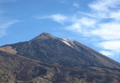 Teide vor sehr schönen blauen Himmel und Wolkenbausche.jpg