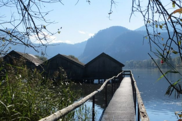 Bootshäuser am Kochelsee.JPG