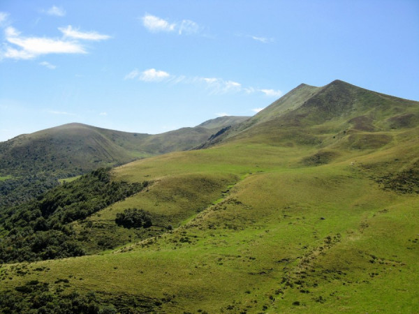 _Vulkankegel in der Auvergne (Frankreich).jpg