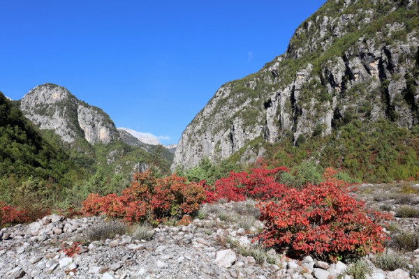 _auf dem Weg zum Blauen Auge bei Theth in den albanischen Alpen.jpg