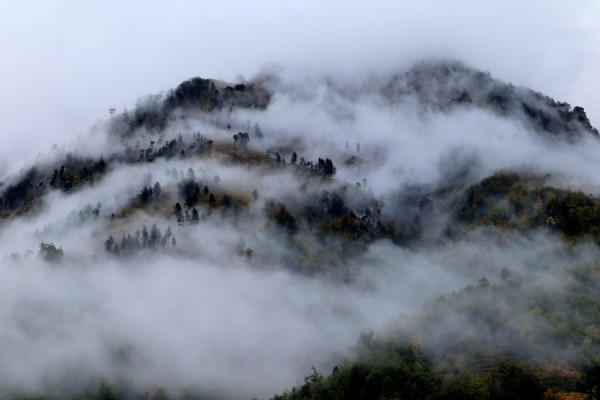_Valbona in den albanischen Alpen nach einem Regentag.jpg