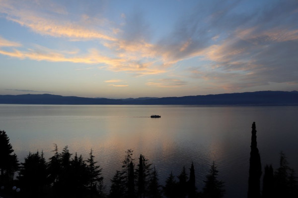 _Blaue Stunde am Ohridsee (Nordmazedonien).jpg