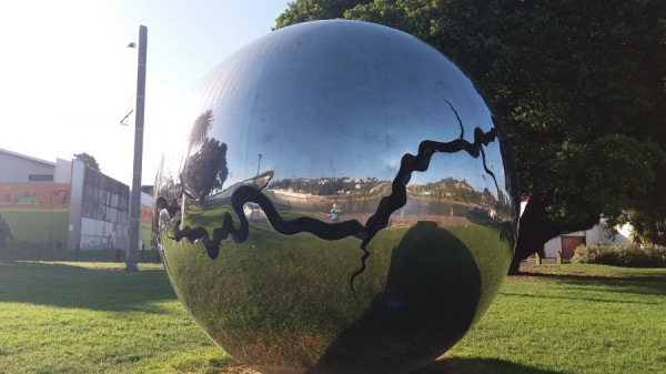 Whanganui - die Äste des Baumes zerteilen die Landschaft.jpg