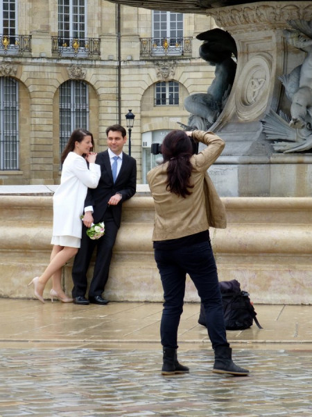 Brautpaar mit Fotografin in Bordeaux.jpg