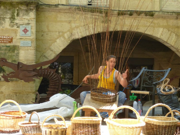 Korbflechterin auf dem Markt in Beaucaire.jpg