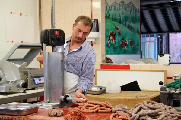 Wursthersteller in der Markthalle von Dijon.jpg